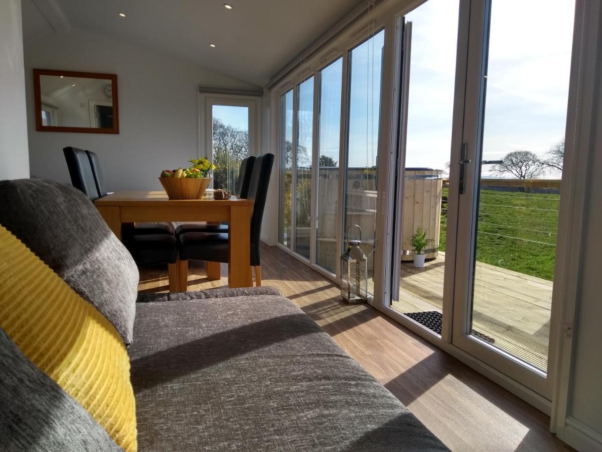 Dalry  Cleeves Cabins Ailsa Luxury Lodge With Hot Tub מראה חיצוני תמונה