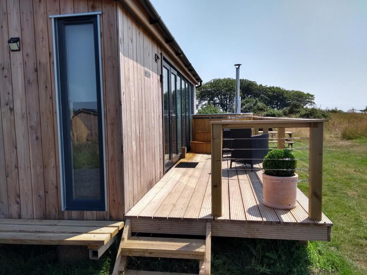 Dalry  Cleeves Cabins Ailsa Luxury Lodge With Hot Tub מראה חיצוני תמונה
