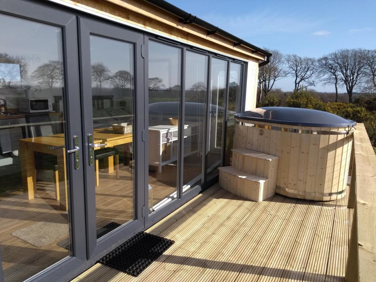 Dalry  Cleeves Cabins Ailsa Luxury Lodge With Hot Tub מראה חיצוני תמונה
