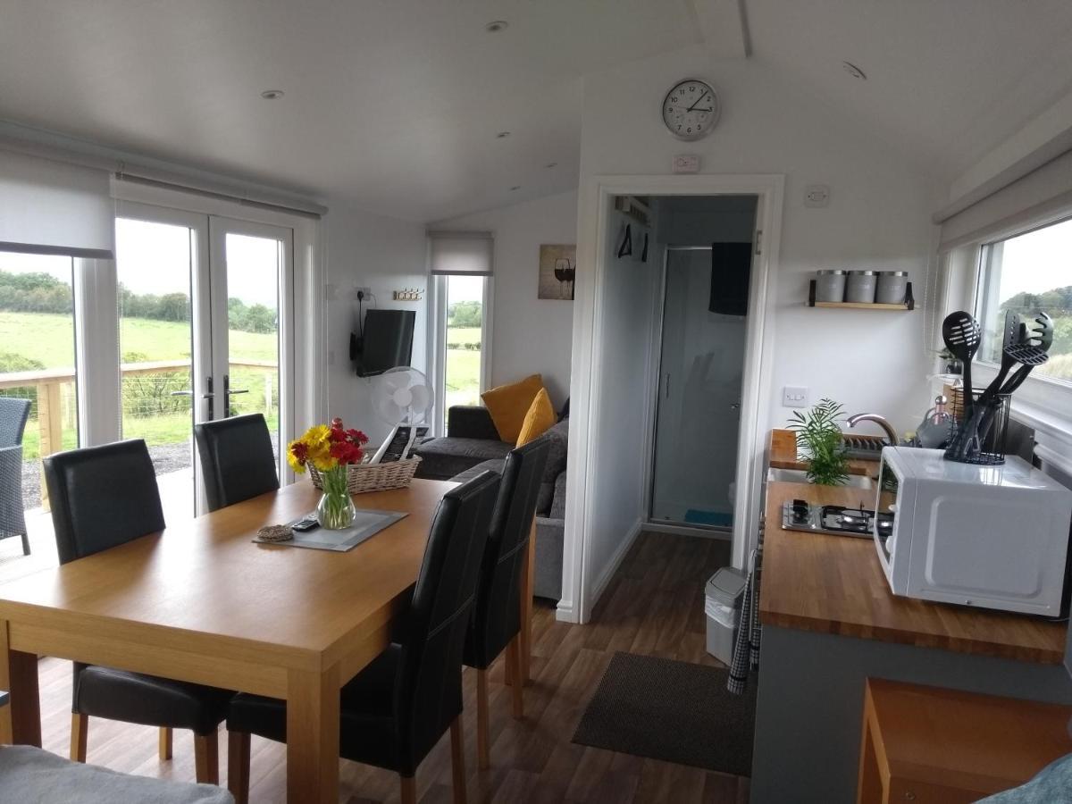 Dalry  Cleeves Cabins Ailsa Luxury Lodge With Hot Tub מראה חיצוני תמונה