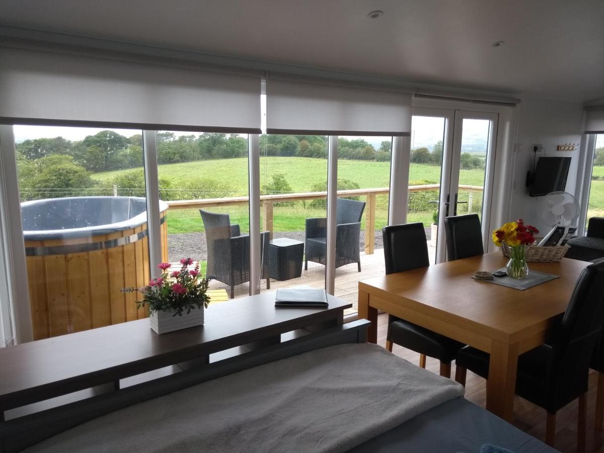 Dalry  Cleeves Cabins Ailsa Luxury Lodge With Hot Tub מראה חיצוני תמונה