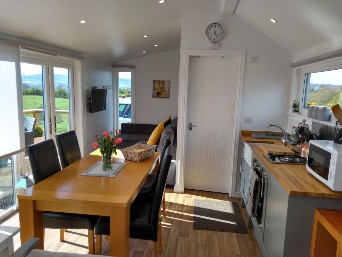 Dalry  Cleeves Cabins Ailsa Luxury Lodge With Hot Tub מראה חיצוני תמונה