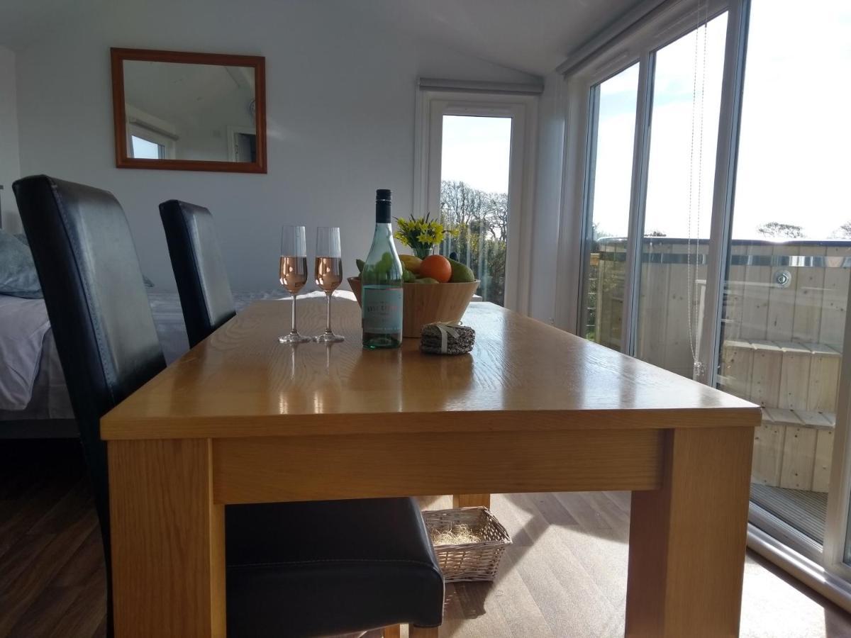 Dalry  Cleeves Cabins Ailsa Luxury Lodge With Hot Tub מראה חיצוני תמונה