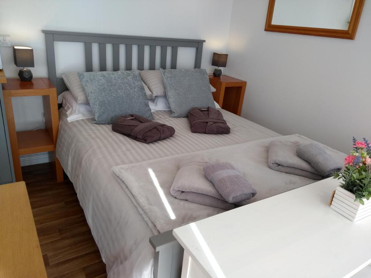 Dalry  Cleeves Cabins Ailsa Luxury Lodge With Hot Tub מראה חיצוני תמונה