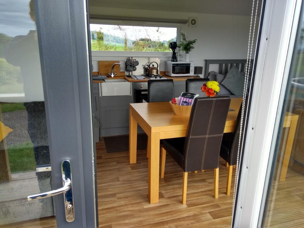 Dalry  Cleeves Cabins Ailsa Luxury Lodge With Hot Tub מראה חיצוני תמונה
