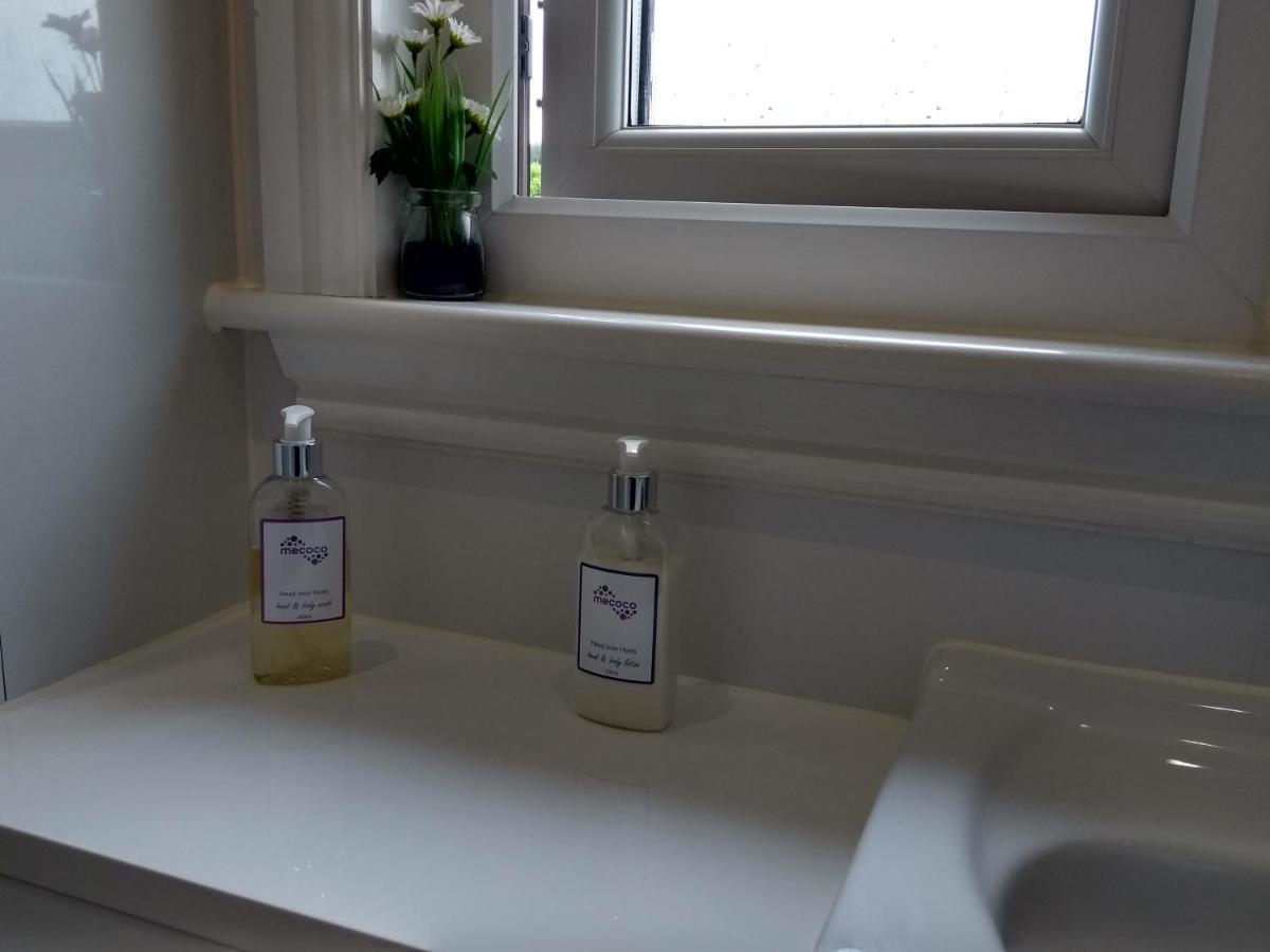 Dalry  Cleeves Cabins Ailsa Luxury Lodge With Hot Tub מראה חיצוני תמונה